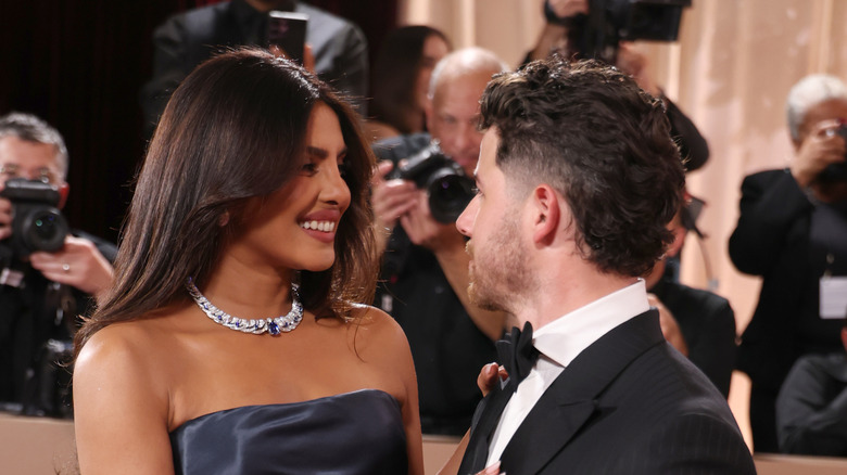 Priyanka Chopra y Nick Jonas se miran en la alfombra roja de los Globos de Oro 2026