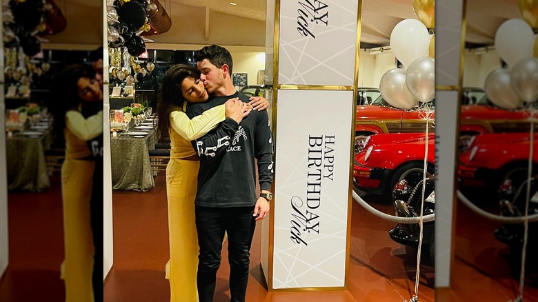 Nick Jonas besa a Priyanka Chopra mientras ella lo abraza en su cumpleaños