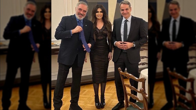 La primera ministra de Grecia, Kimberly Guilfoyle y Nikos Tsakos posan para una fotografía