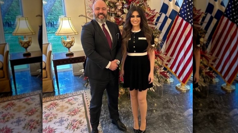 El subsecretario de la OTAN, David Baker, posa con Kimberly Guilfoyle