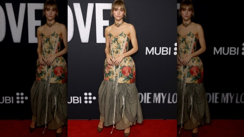Suki Waterhouse llega al estreno de Die My Love
