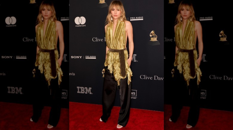 Suki Waterhouse posa en una fiesta previa a los Grammy