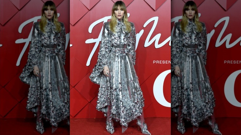 Suki Waterhouse llega a los British Fashion Awards