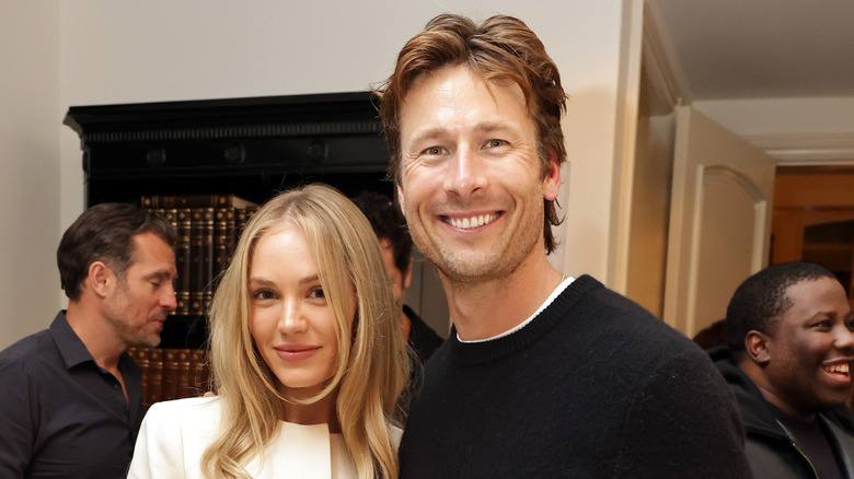 Michelle Randolph y Glen Powell posan juntos para una foto