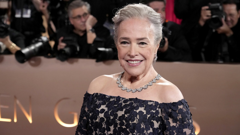 Kathy Bates sonriendo