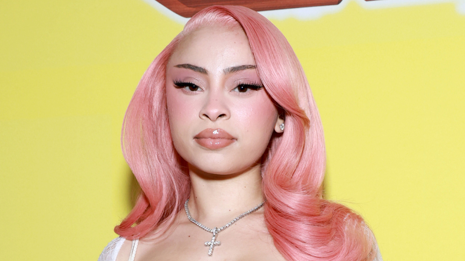 El atuendo inapropiado de Ice Spice en el estreno de la película Bob Esponja tuvo a Internet en pie de guerra