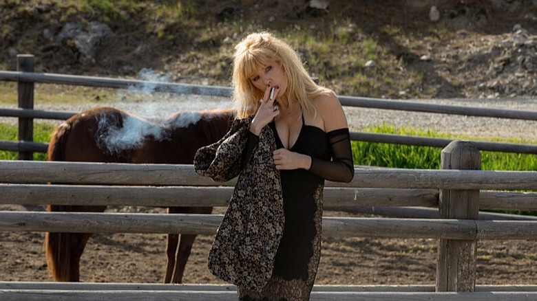 Beth Dutton fuma en el estadio de caballos de Yellowstone