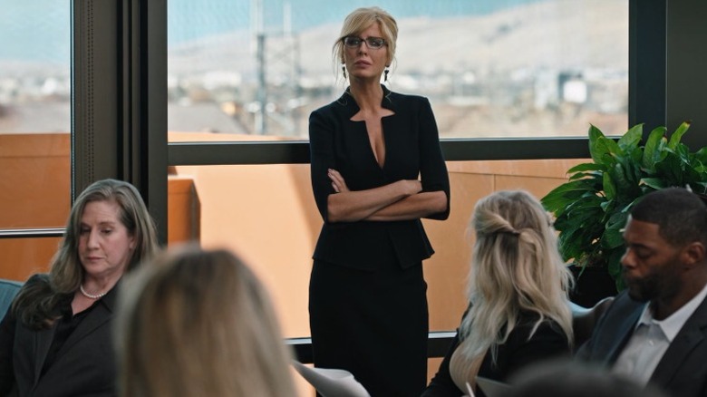 Beth Dutton en una reunión en Yellowstone