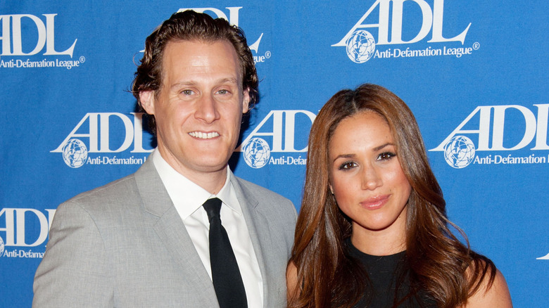 Meghan Markle y Trevor Engelson sonriendo