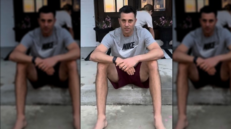 Steve Lepore sentado en pantalones cortos y camiseta