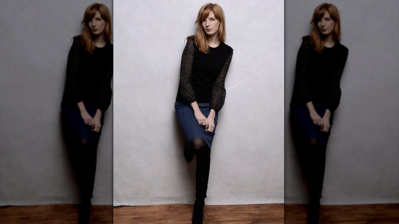 Kelly Reilly posa para un retrato frente a un fondo blanco