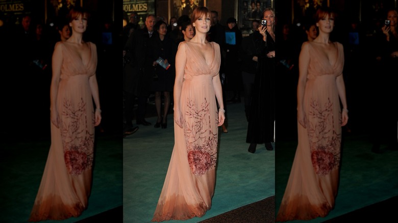 Kelly Reilly camina por la alfombra roja con un vestido color melocotón con manchas de agua en la parte inferior de la falda