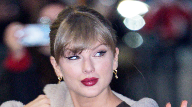 Taylor Swift con lápiz labial rojo