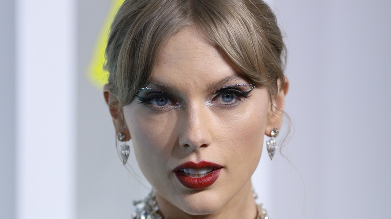 Taylor Swift con un ojo de gato enjoyado