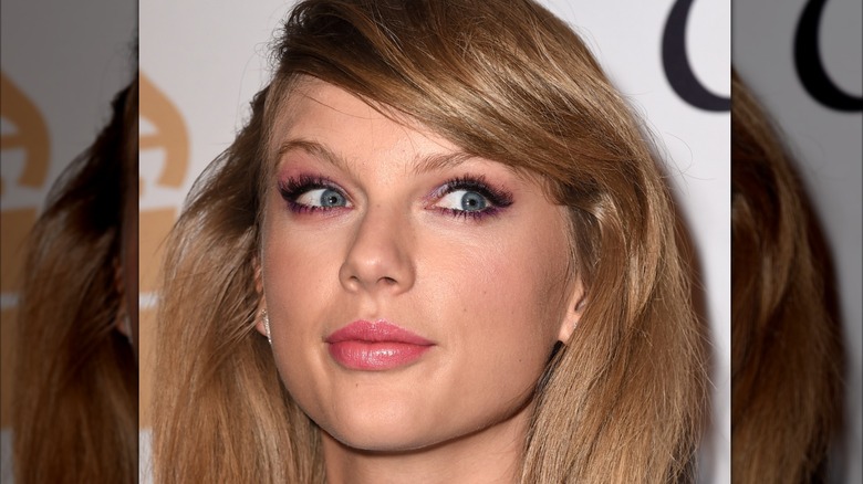Taylor Swift con flequillo lateral
