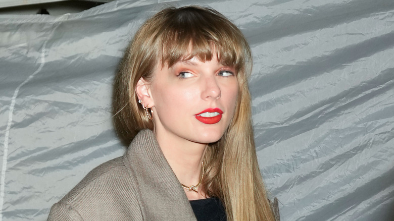 Taylor Swift con un abrigo gris