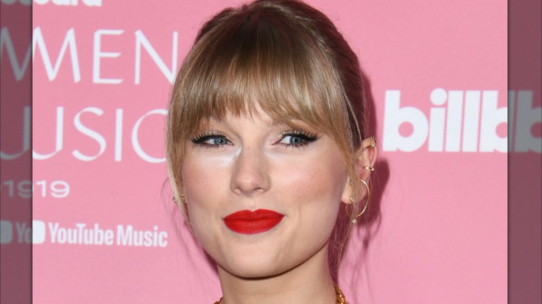 Taylor Swift con lápiz labial rojo