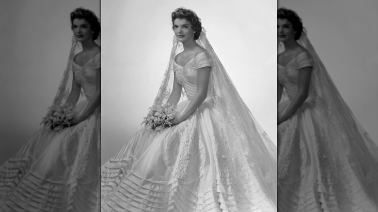 Jackie Kennedy posando con su vestido de novia en 1953
