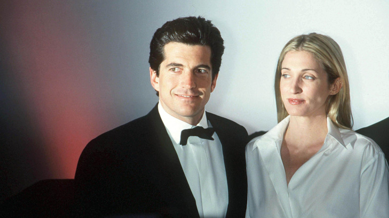 JFK Jr. y Carolyn Bessette Kennedy mirando hacia un lado