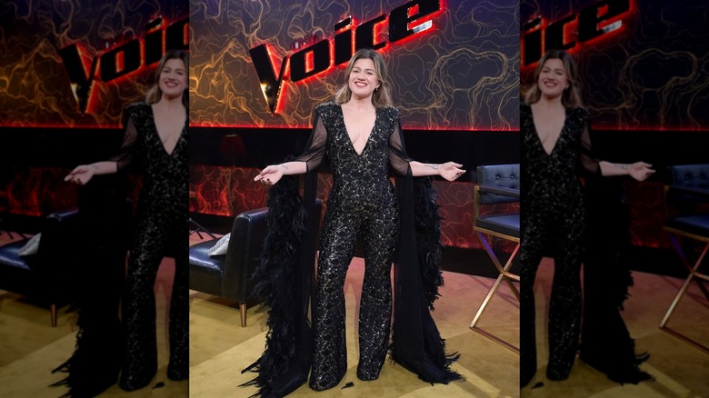 Kelly Clarkson con un mono negro 