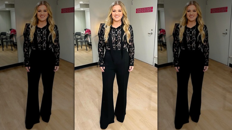Kelly Clarkson con un top y pantalones de encaje negro