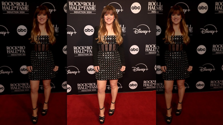 Kelly Clarkson con un minivestido negro brillante en la alfombra roja