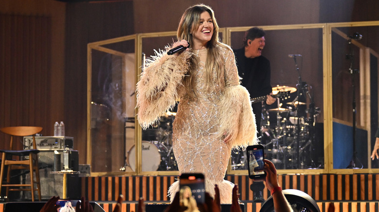 Kelly Clarkson con un vestido ceñido beige
