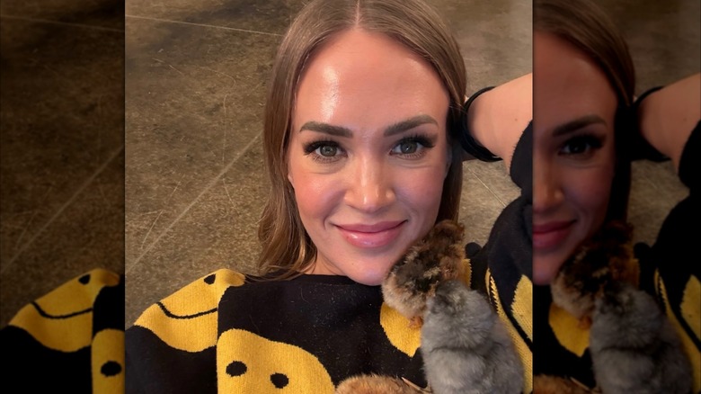 Carrie Underwood con un suéter de cara feliz