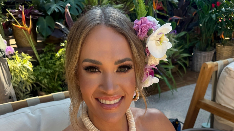 Carrie Underwood con un vestido morado