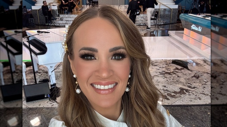 Carrie Underwood con pendientes de perlas