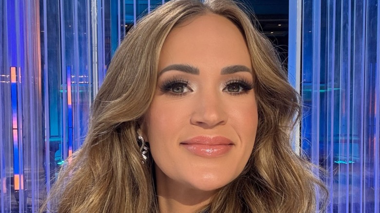 Carrie Underwood con brillo de labios rosa