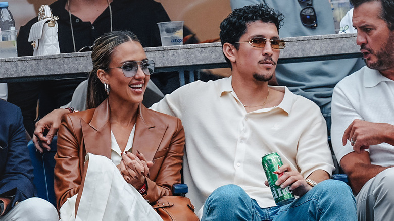 Jessica Alba sonriendo junto a Danny Ramírez