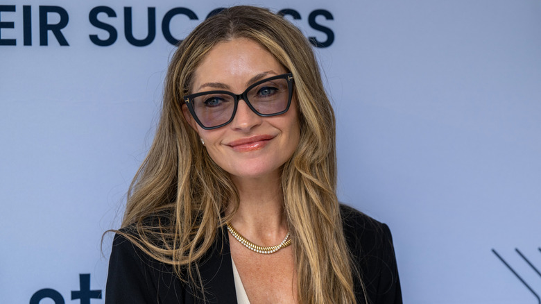 Rebecca Gayheart sonriendo