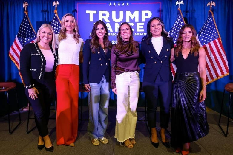 Kristi Noem posando con mujeres republicanas