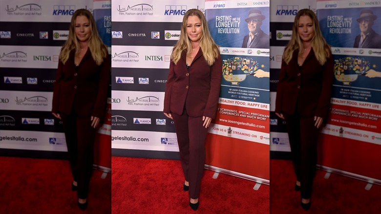 Kendra Wilkinson posa con un traje merlot en marzo de 2026