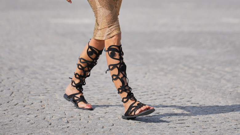 Una invitada, frente a Dior, durante la Semana de la Moda de París - Moda Mujer Primavera Verano 2026