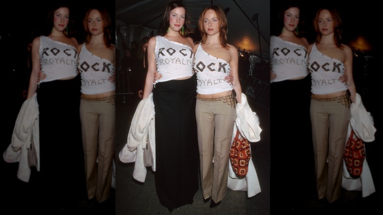 Liv Tyler y Stella McCartney posan en la Met Gala de 1999