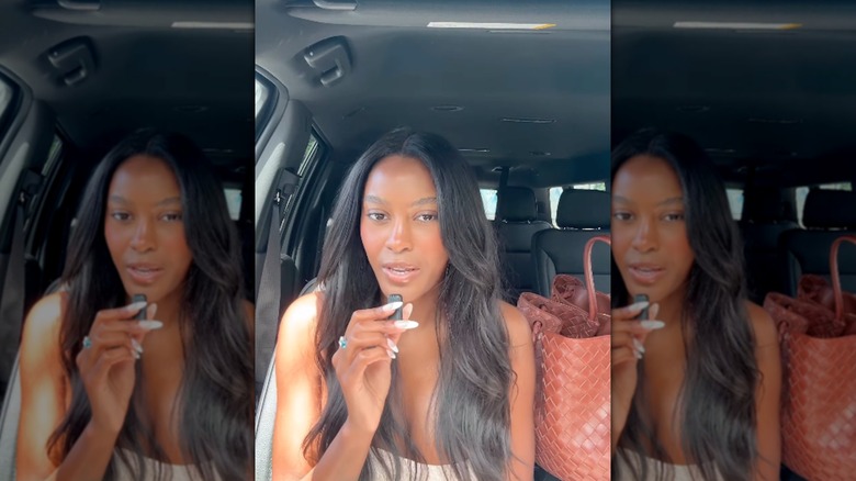 Ciara Miller hablando con cabello naturalmente ondulado en el auto