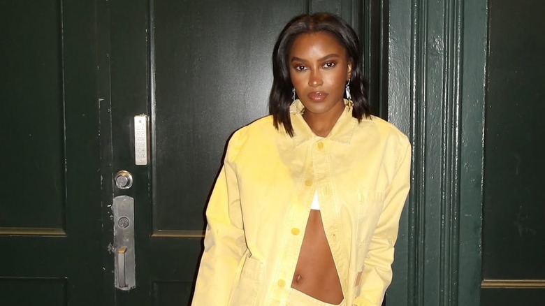 Ciara Miller posando con un lóbulo ondulado