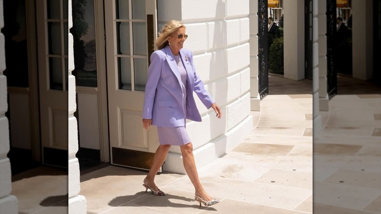 Jill Biden con vestido lavanda y blazer