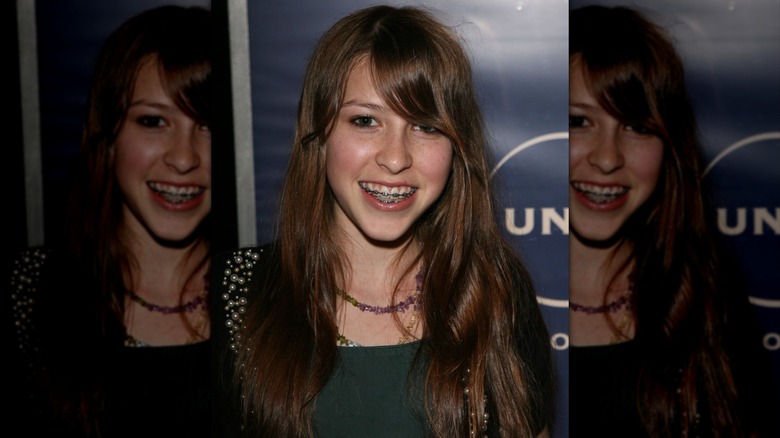 La joven Eden Sher es fotografiada con brackets y flequillo lateral en un evento de prensa televisivo