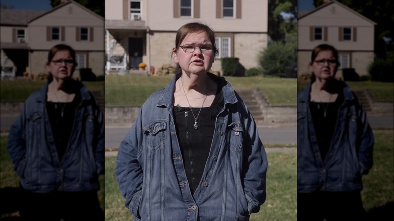 Tammy Slaton después de perder peso con una chaqueta vaquera y una camisa negra