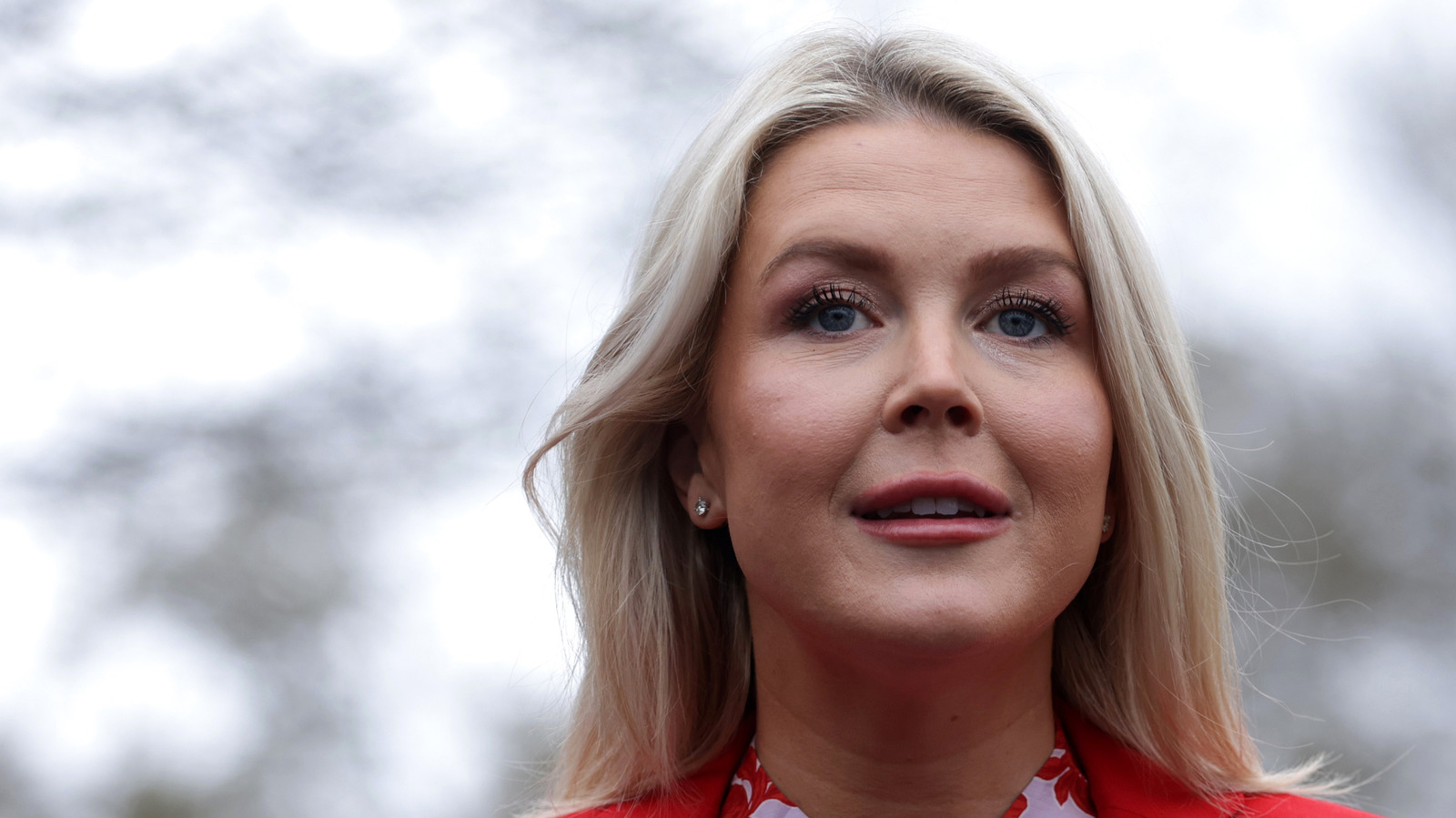 La rara raya lateral del cabello de Karoline Leavitt le da un toque de empuje a sus mechones sin vida