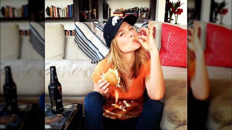 Ali Larter comiendo un sándwich de pollo búfalo