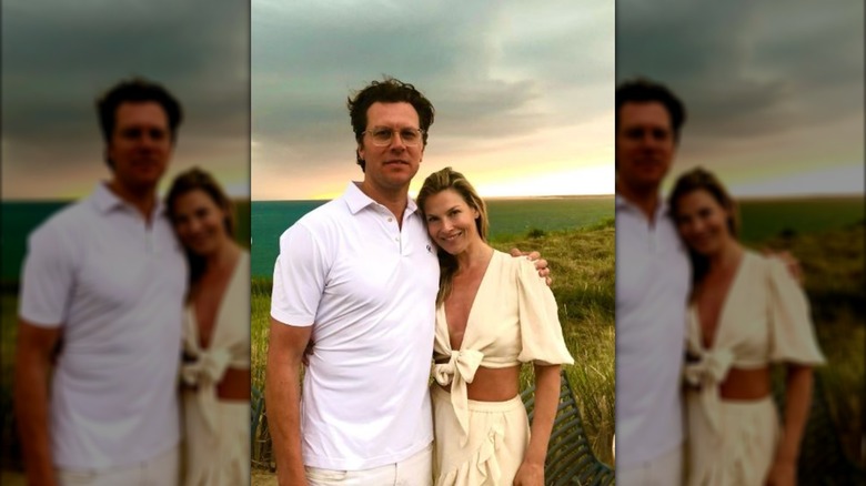 Ali Larter posando con su marido Hayes MacArthur