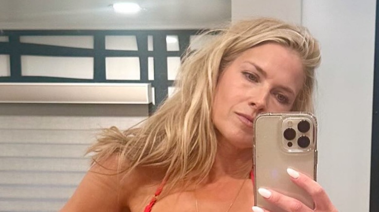 Ali Larter posa para un selfie en bikini