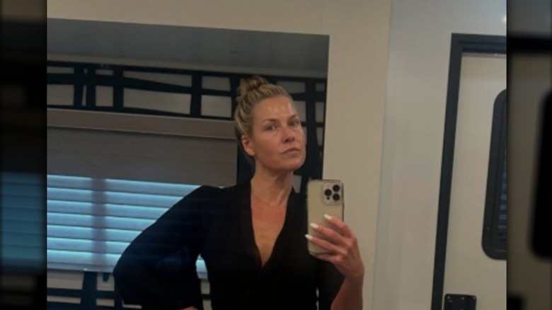 Ali Larter se toma una selfie en el set de Landman