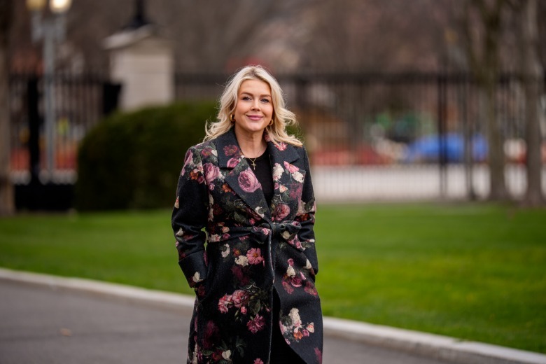 Karoline Leavitt con un abrigo que no le quedaba bien y con un estampado floral anticuado