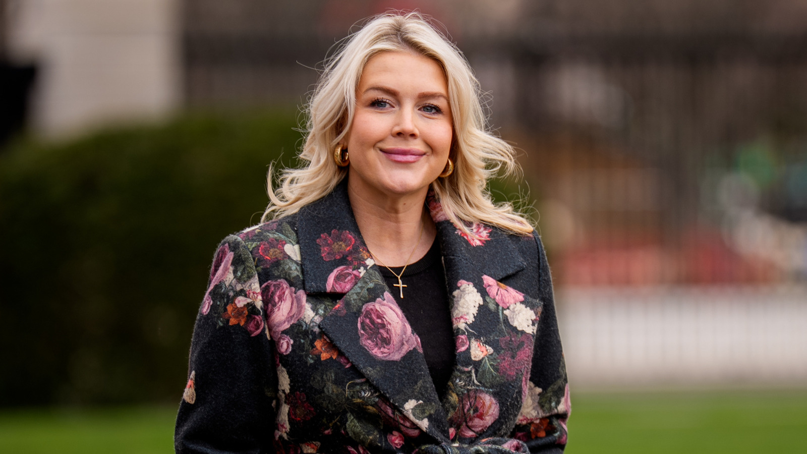 Karoline Leavitt envejeció con un abrigo floral que necesita volver al armario de la abuela