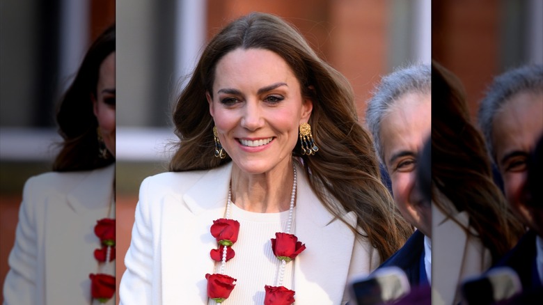 Kate Middleton con maquillaje natural y aretes llamativos